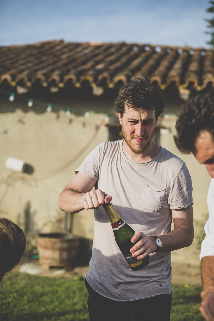 Reportage mariage Haute-Garonne - ouverture du champagne - Photographe mariage