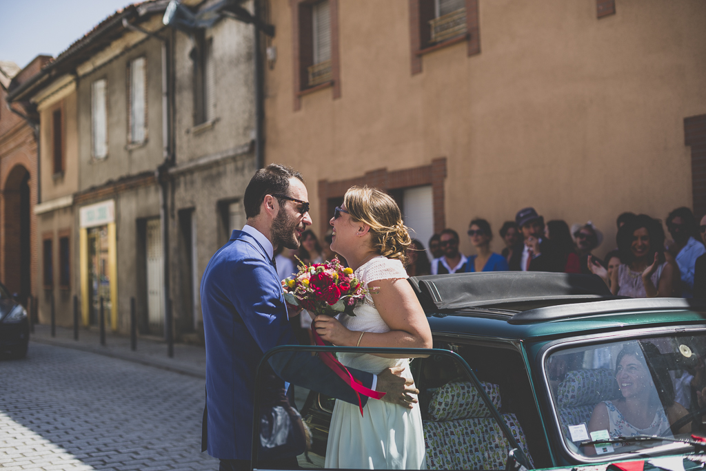 Reportage mariage Haute-Garonne - arrivée de la mariée en mini - Photographe mariage