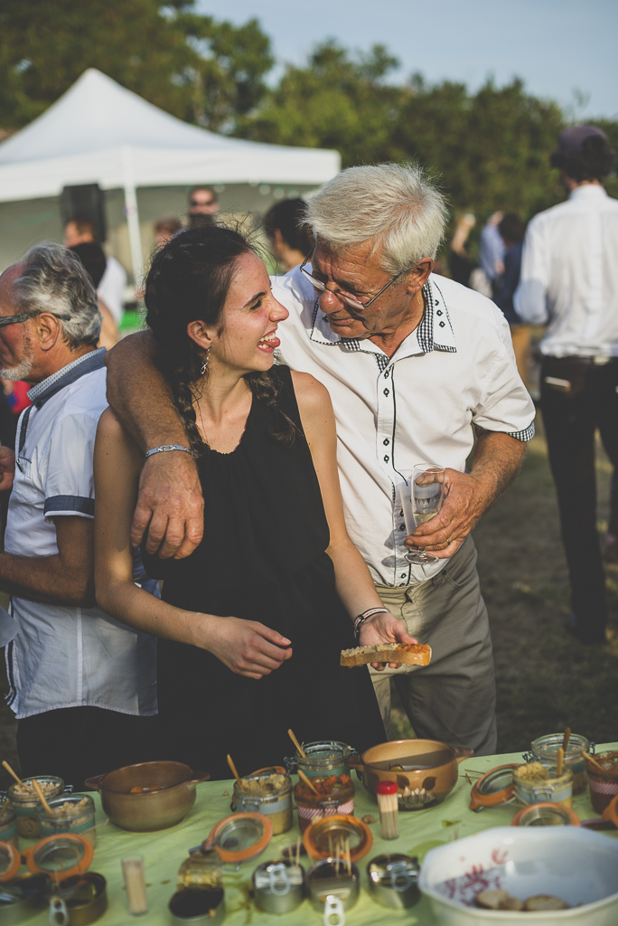 Reportage mariage Haute-Garonne - invités se servent pendant apéro - Photographe mariage