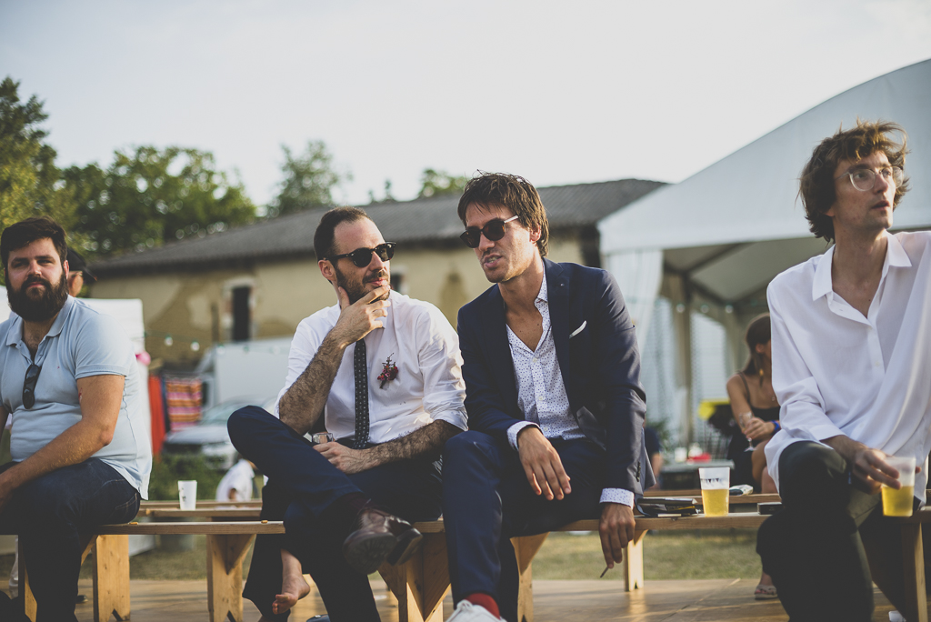 Reportage mariage Haute-Garonne - marié et invités assis - Photographe mariage