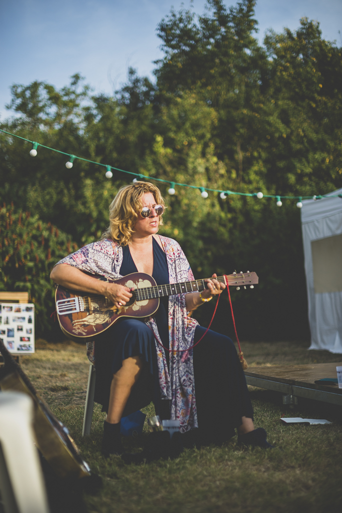 Reportage mariage Haute-Garonne - joueuse de guitare - Photographe mariage