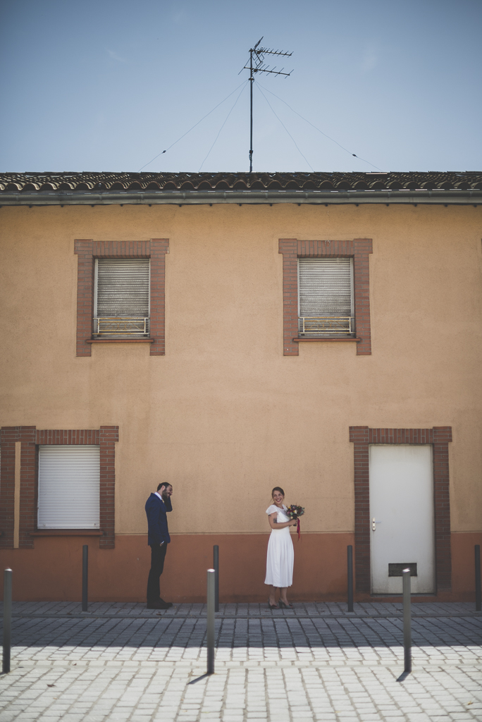 Reportage mariage Haute-Garonne - mariés dans la rue - Photographe mariage