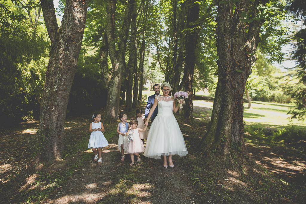 Reportage mariage Haute-Garonne - mariés et enfants dans allée boisée - Photographe mariage Saint-Gaudens