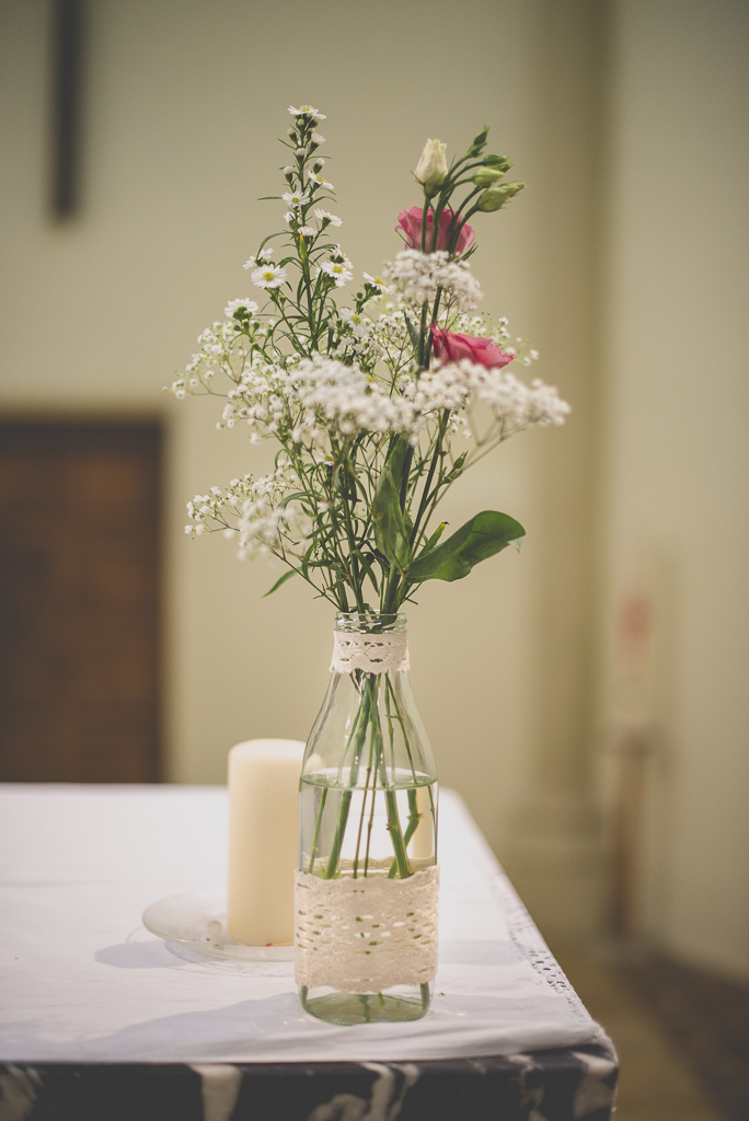 Wedding Photography Haute-Garonne - bouquet de fleurs dans église - Wedding Photographer Saint-Gaudens