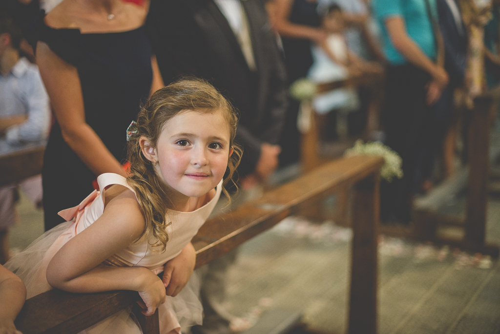 Wedding Photography Haute-Garonne - petite fille dans église - Wedding Photographer Saint-Gaudens