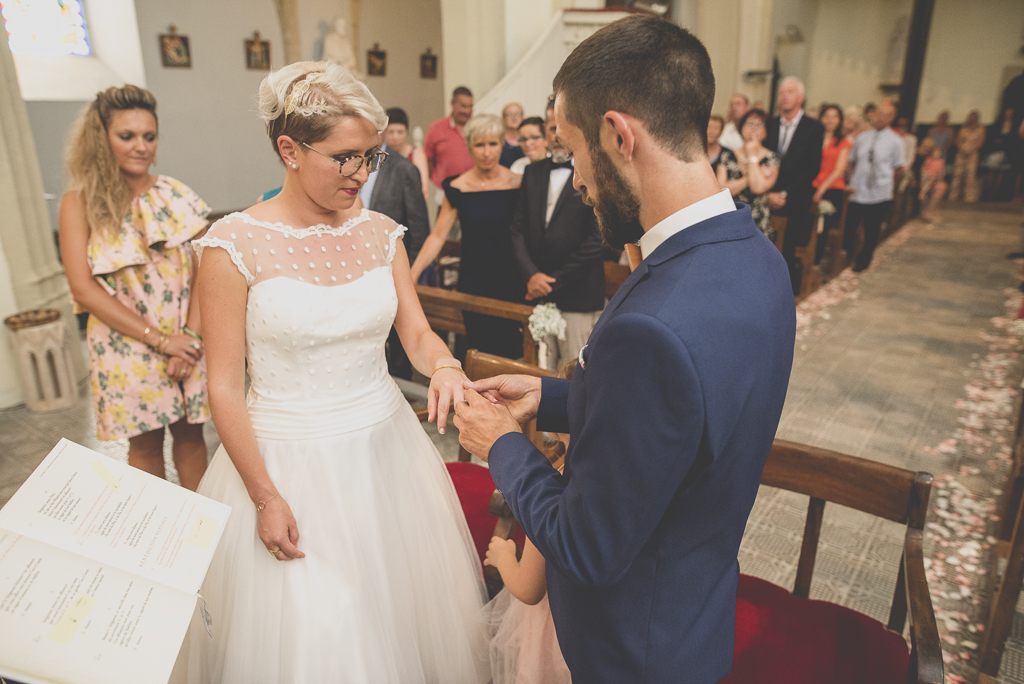 Reportage mariage Haute-Garonne - échange alliances à l'église - Photographe mariage Saint-Gaudens