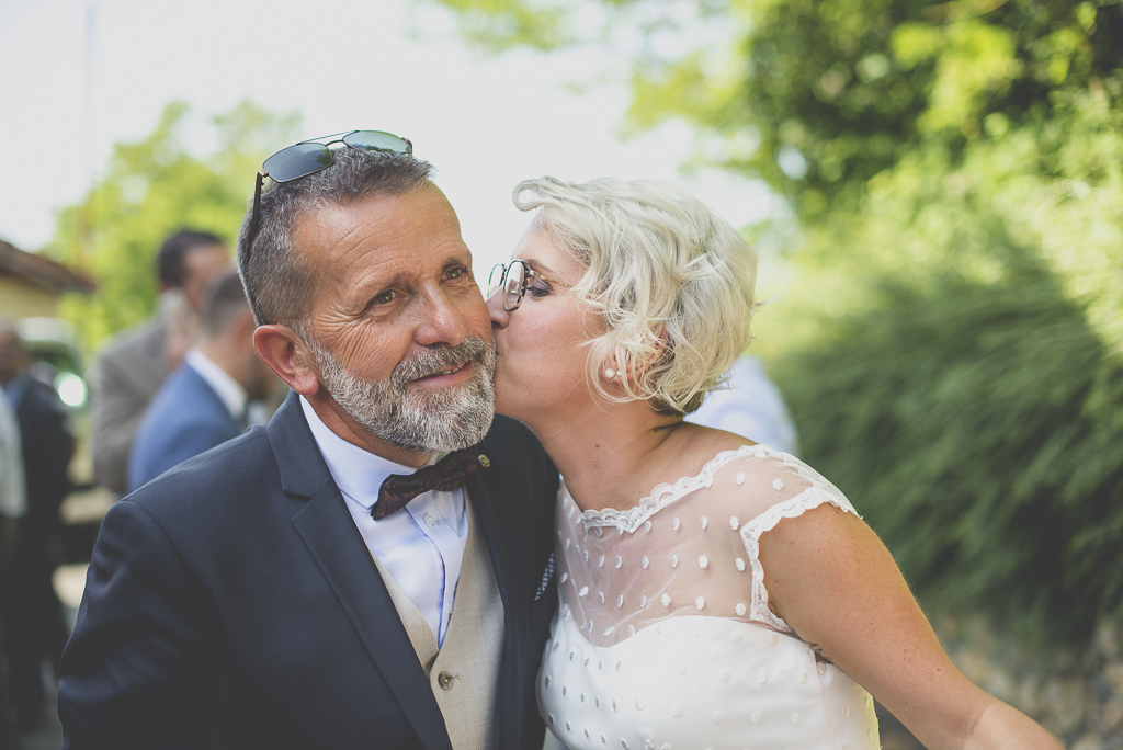 Reportage mariage Haute-Garonne - mariée embrasse son papa - Photographe mariage Saint-Gaudens