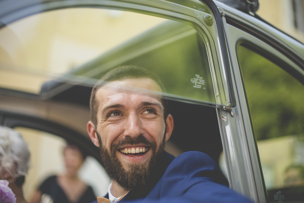 Wedding Photography Haute-Garonne - marié dans Citroen 2CV - Wedding Photographer Saint-Gaudens