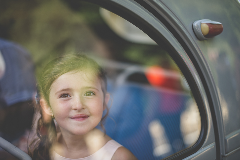 Reportage mariage Haute-Garonne - petite fille dans Citroen 2CV - Photographe mariage Saint-Gaudens