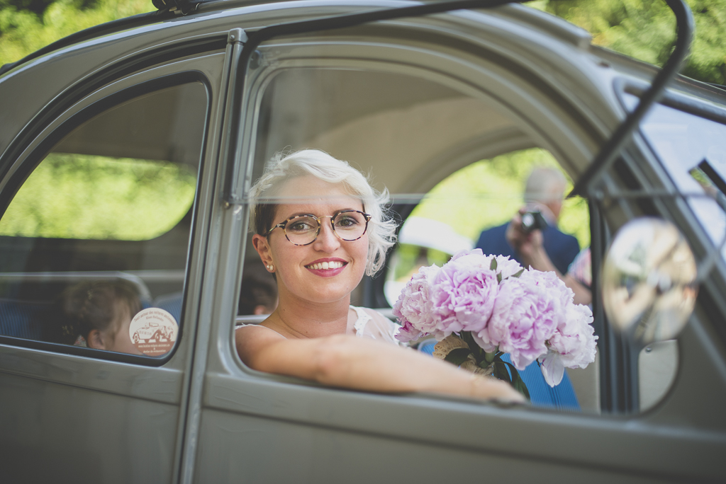 Reportage mariage Haute-Garonne - mariée dans Citroen 2CV - Photographe mariage Saint-Gaudens