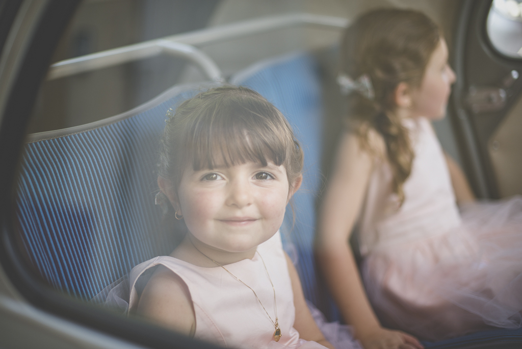 Wedding Photography Haute-Garonne - petite fille dans Citroen 2CV - Wedding Photographer Saint-Gaudens