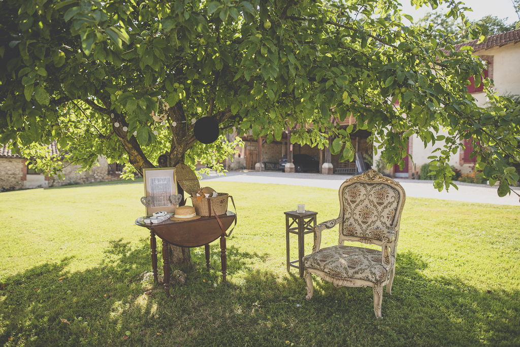 Wedding Photography Haute-Garonne - Photobooth sous un arbre - Wedding Photographer Saint-Gaudens