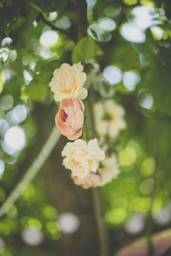 Reportage mariage Haute-Garonne - couronne de fleurs accrochée dans un arbre - Photographe mariage Saint-Gaudens