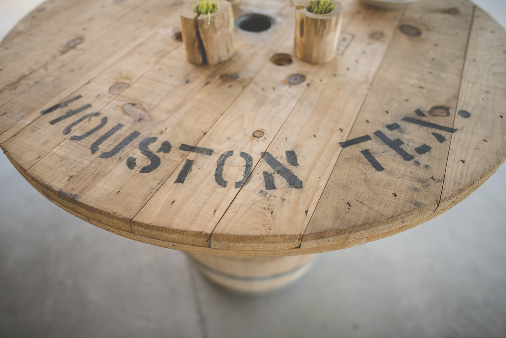 Wedding Photography Haute-Garonne - table tonneau en bois - Wedding Photographer Saint-Gaudens