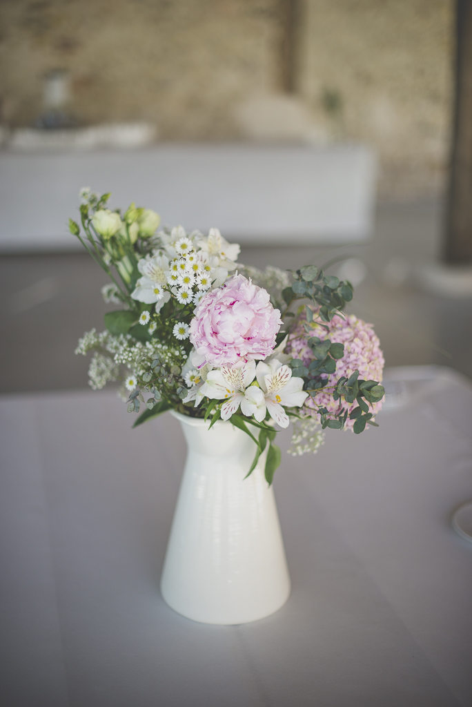 Wedding Photography Haute-Garonne - bouquet de fleurs dans pichet - Wedding Photographer Saint-Gaudens