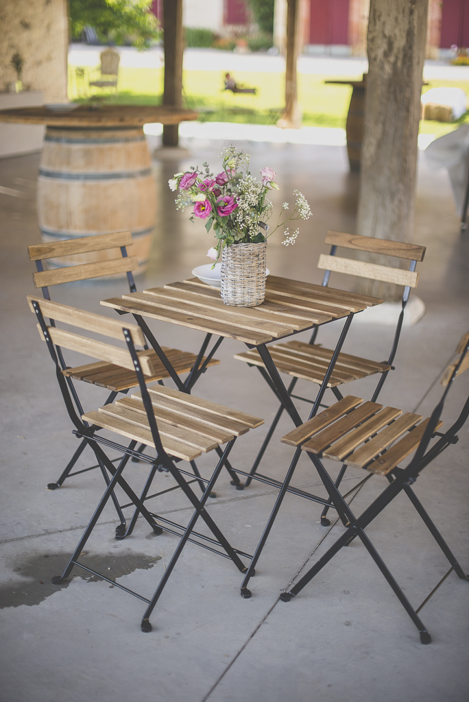 Reportage mariage Haute-Garonne - fleurs sur table en bois - Photographe mariage Saint-Gaudens