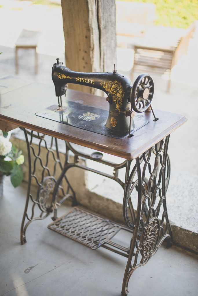 Wedding Photography Haute-Garonne - ancienne machine à coudre Singer - Wedding Photographer Saint-Gaudens