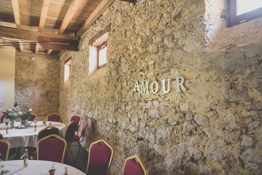 Reportage mariage Haute-Garonne - lettres amour sur mur de pierre - Photographe mariage Saint-Gaudens