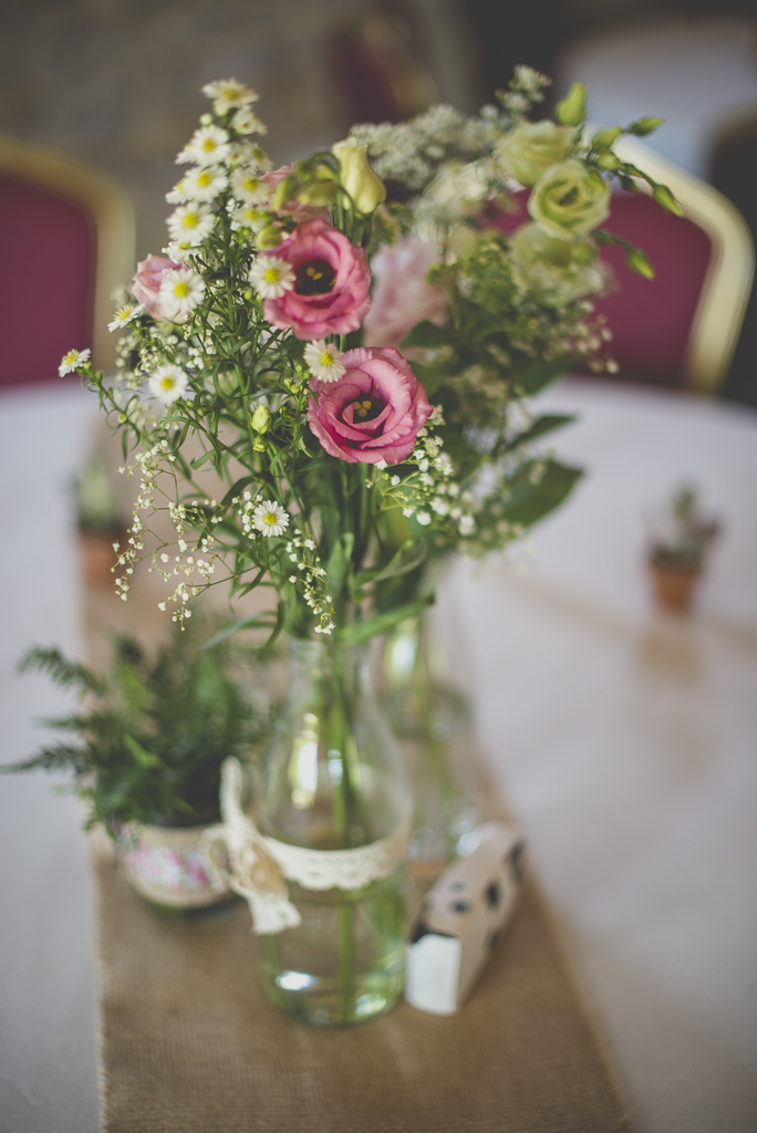 Reportage mariage Haute-Garonne - bouquet de fleurs sur table à manger - Photographe mariage Saint-Gaudens