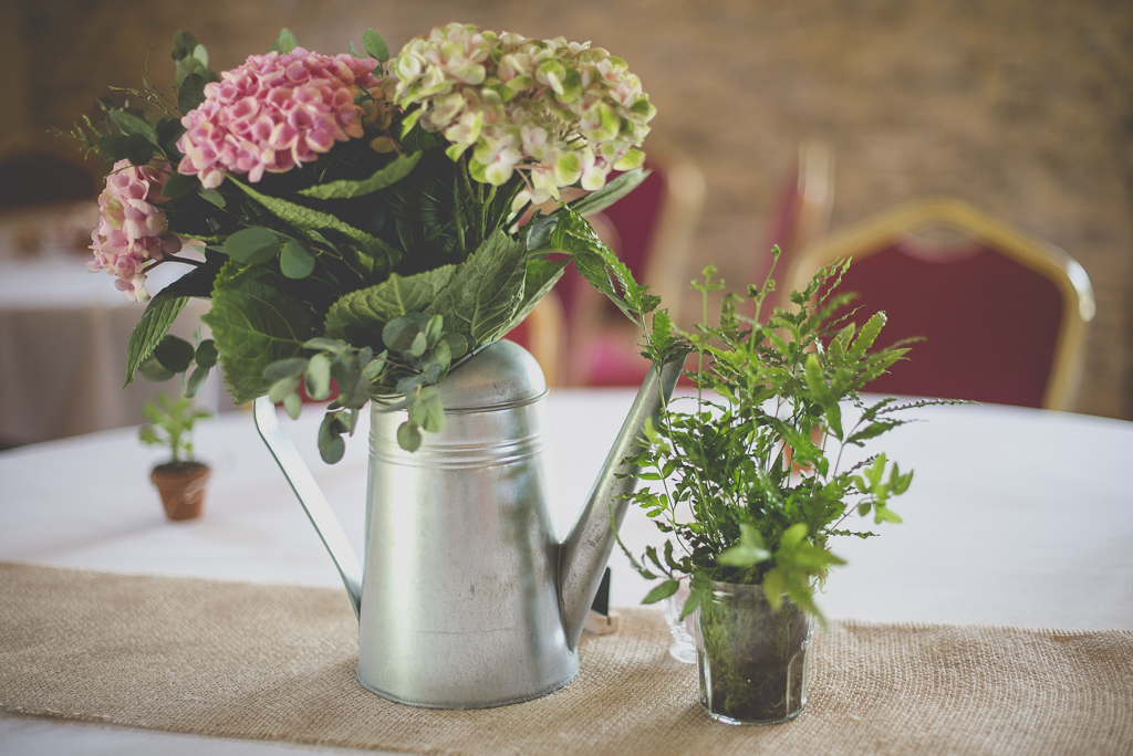 Reportage mariage Haute-Garonne - bouquet hortensias dans arrosoir - Photographe mariage Saint-Gaudens