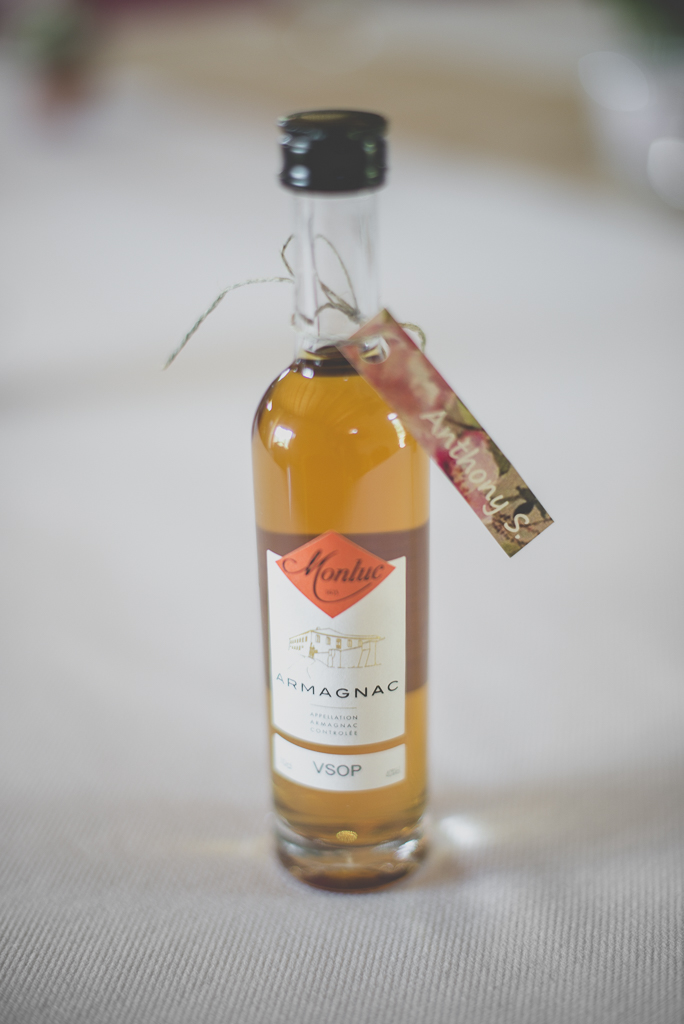 Reportage mariage Haute-Garonne - petite bouteille armagnac en cadeau pour invités - Photographe mariage Saint-Gaudens