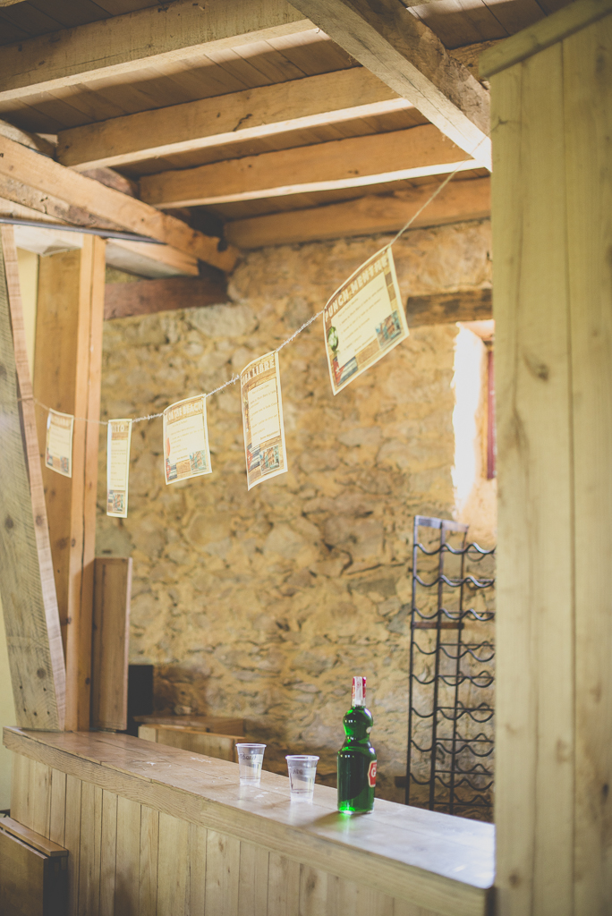 Reportage mariage Haute-Garonne - bar en bois avec fanions - Photographe mariage Saint-Gaudens