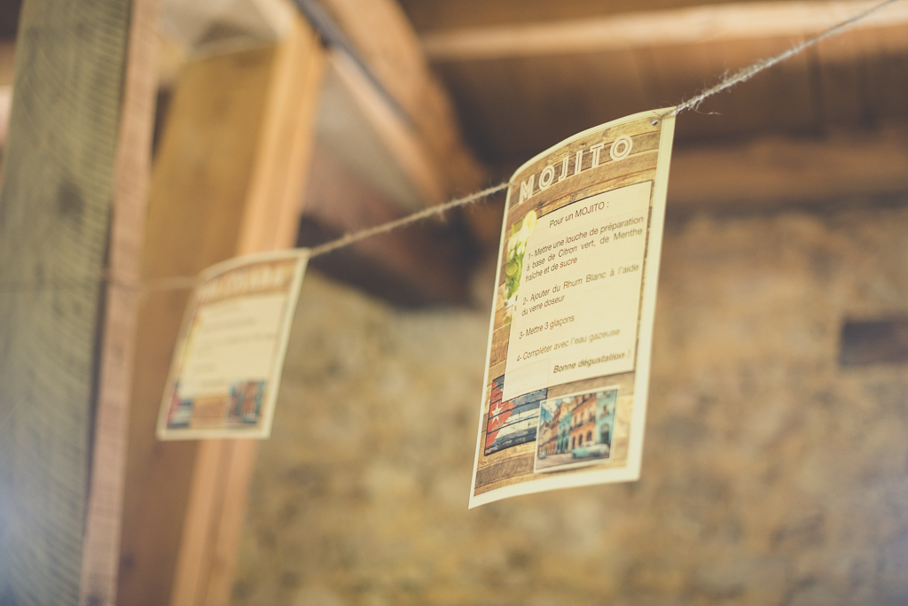 Reportage mariage Haute-Garonne - guirlande d'affichettes - Photographe mariage Saint-Gaudens