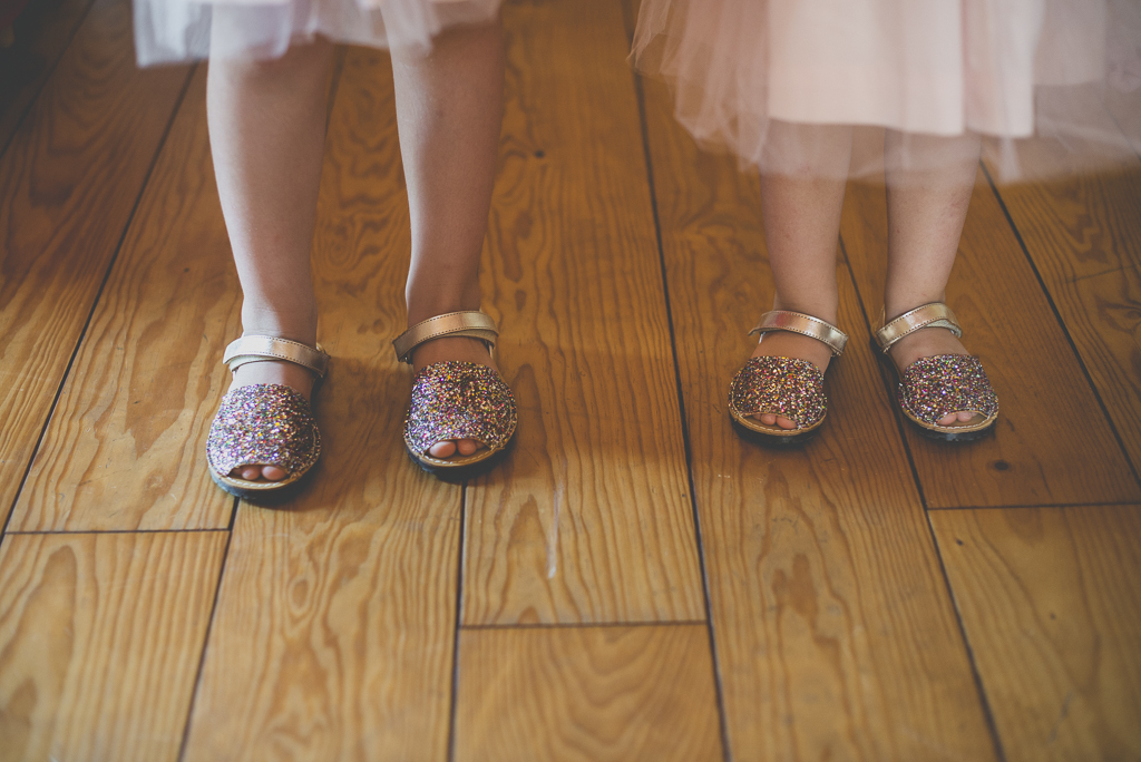 Reportage mariage Haute-Garonne - chaussures pailletées des petites filles - Photographe mariage Saint-Gaudens