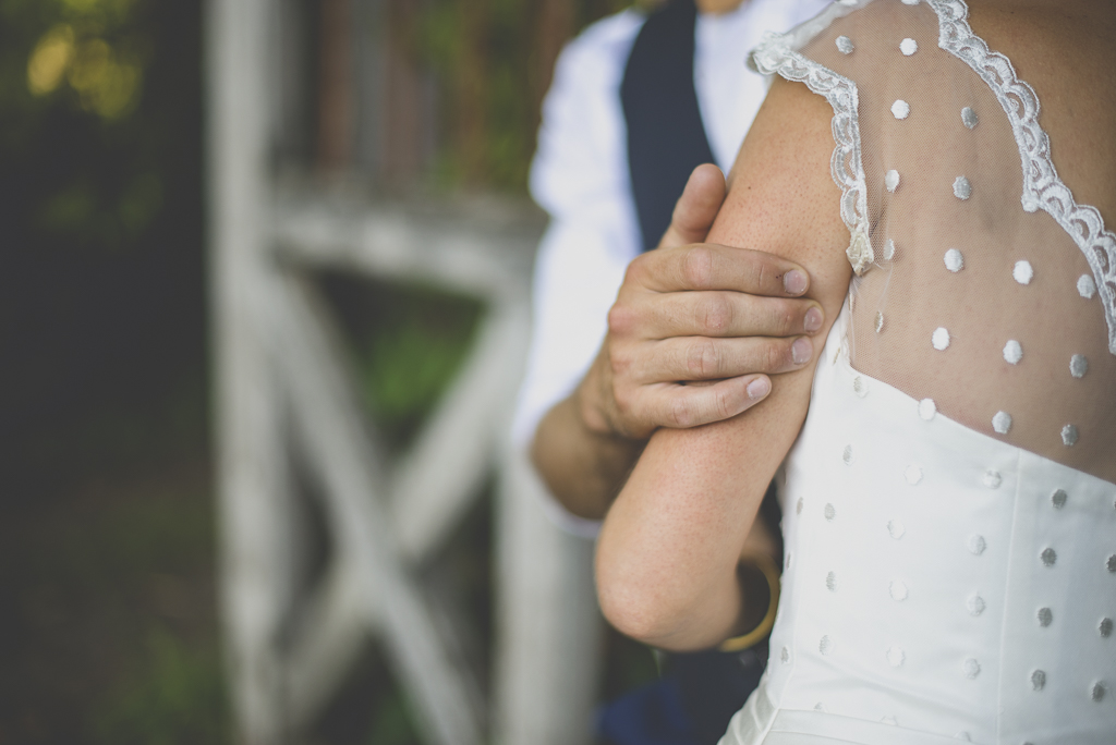 Wedding Photography Haute-Garonne - main du marié sur mariée - Wedding Photographer Saint-Gaudens