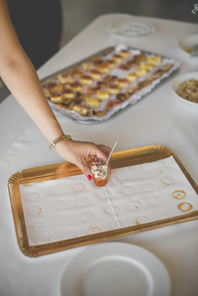 Reportage mariage Haute-Garonne - canapés pendant vin d'honneur - Photographe mariage Saint-Gaudens