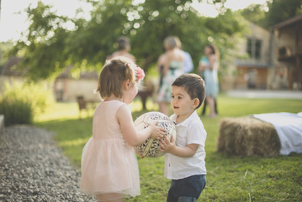 Wedding Photography Haute-Garonne - enfants jouent au ballon - Wedding Photographer Saint-Gaudens