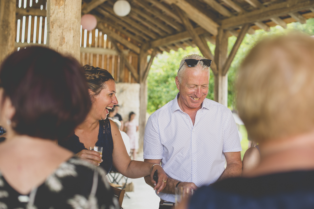 Wedding Photography Haute-Garonne - invités pendant vin d'honneur - Wedding Photographer Saint-Gaudens