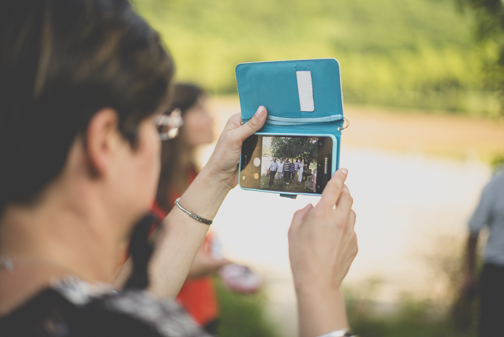 Reportage mariage Haute-Garonne - invité prend photo sur portable - Photographe mariage Saint-Gaudens