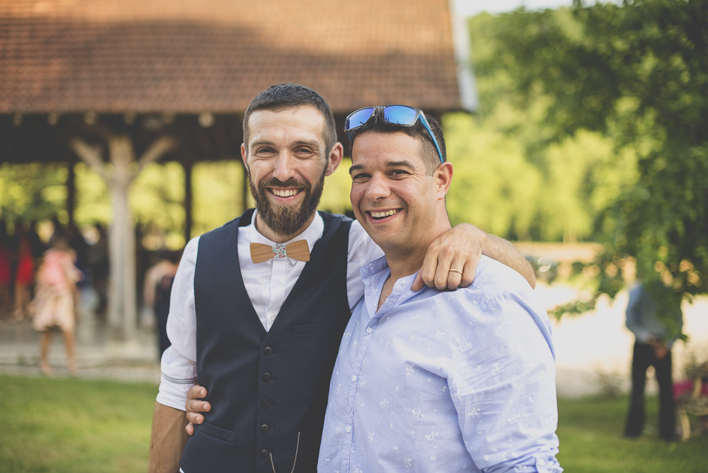 Reportage mariage Haute-Garonne - marié et invité pendant vin d'honneur - Photographe mariage Saint-Gaudens