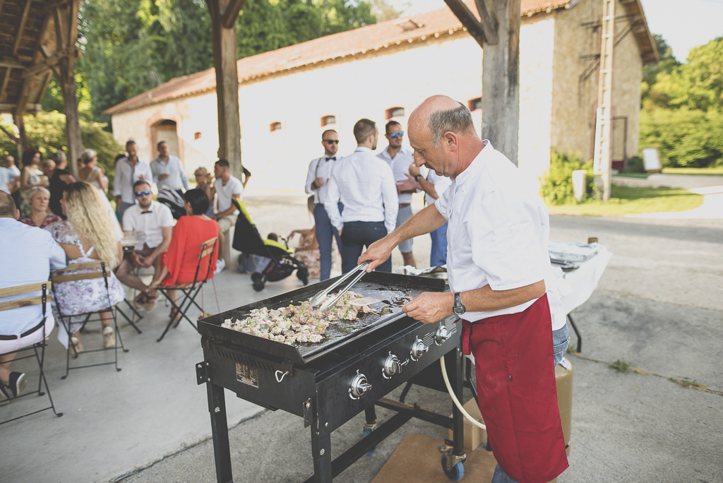 Reportage mariage Haute-Garonne - brochettes sur barbecue - Photographe mariage Saint-Gaudens