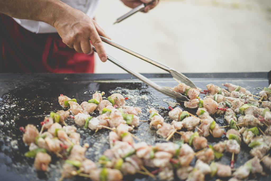 Wedding Photography Haute-Garonne - brochettes sur barbecue - Wedding Photographer Saint-Gaudens