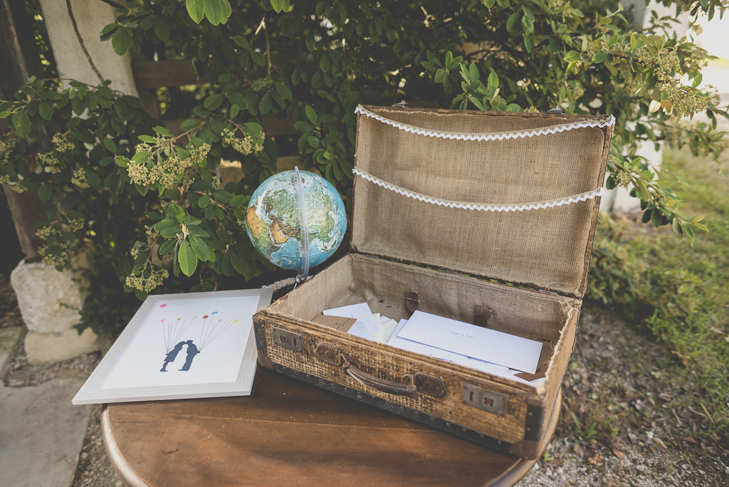 Wedding Photography Haute-Garonne - valise avec enveloppes et dessin avec empreintes - Wedding Photographer Saint-Gaudens