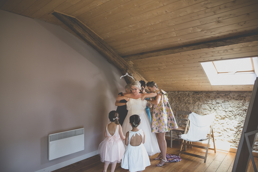 Reportage mariage Haute-Garonne - enfilage de la robe de mariée - Photographe mariage Saint-Gaudens