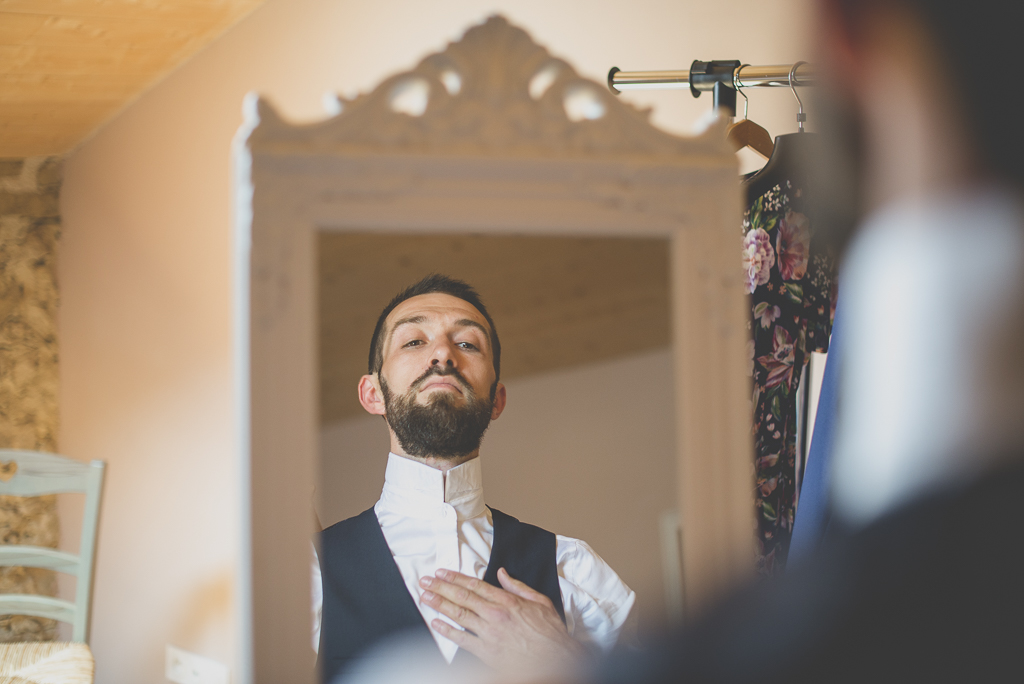 Reportage mariage Haute-Garonne - habillage du marié - Photographe mariage Saint-Gaudens