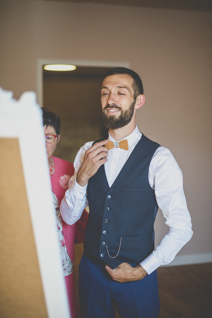 Reportage mariage Haute-Garonne - marié met son noeud papillon en bois - Photographe mariage Saint-Gaudens