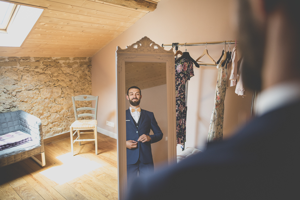 Reportage mariage Haute-Garonne - marié met sa veste - Photographe mariage Saint-Gaudens