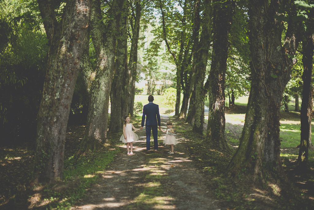 Reportage mariage Haute-Garonne - marié et ses filles au bout de l'allée - Photographe mariage Saint-Gaudens