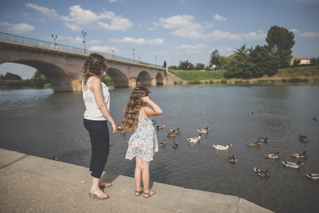 Séance famille Haute-Garonne - mère et fille regardent les canards sur la rivière - Photographe famille Toulouse