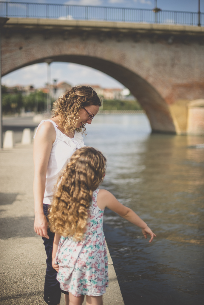 Séance famille Haute-Garonne - mère et fille près de la rivière - Photographe famille Toulouse