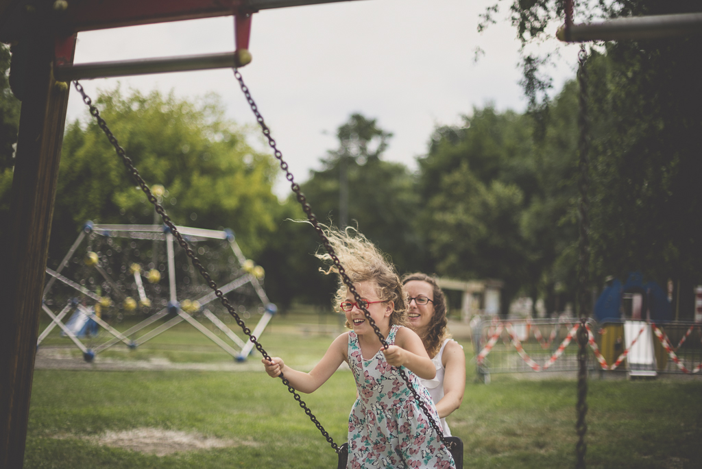 Séance famille Haute-Garonne - petite fille sur la balançoire - Photographe famille Toulouse