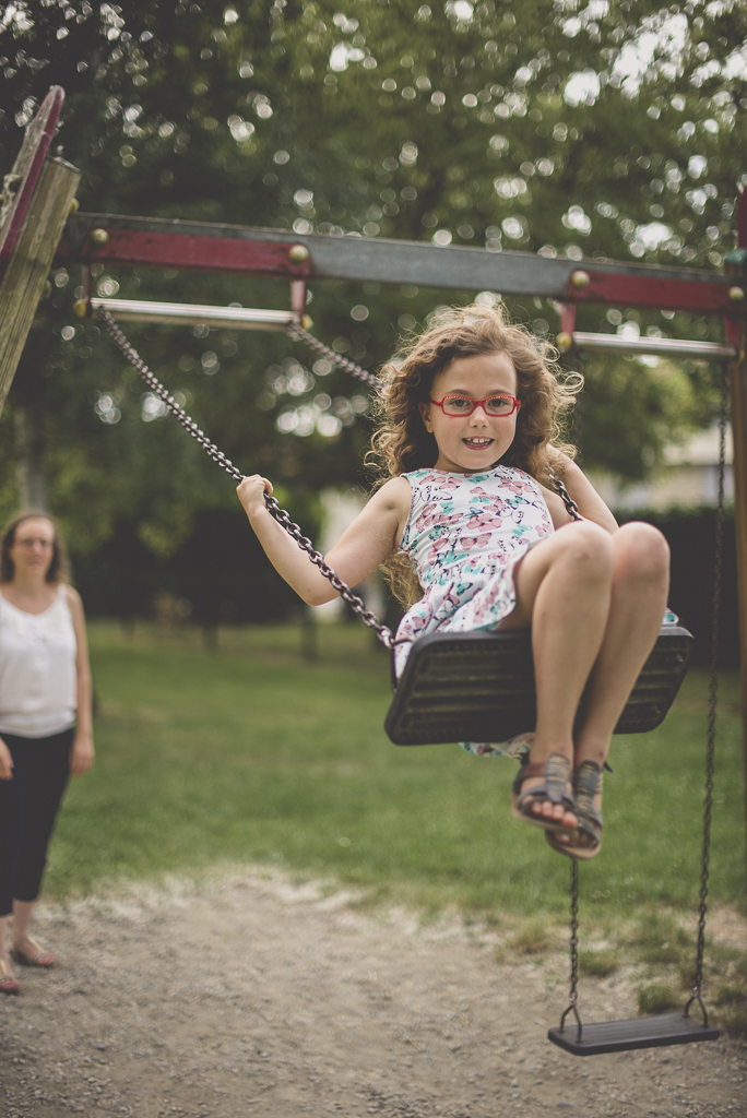 Séance famille Haute-Garonne - petite fille sur la balançoire - Photographe famille Toulouse