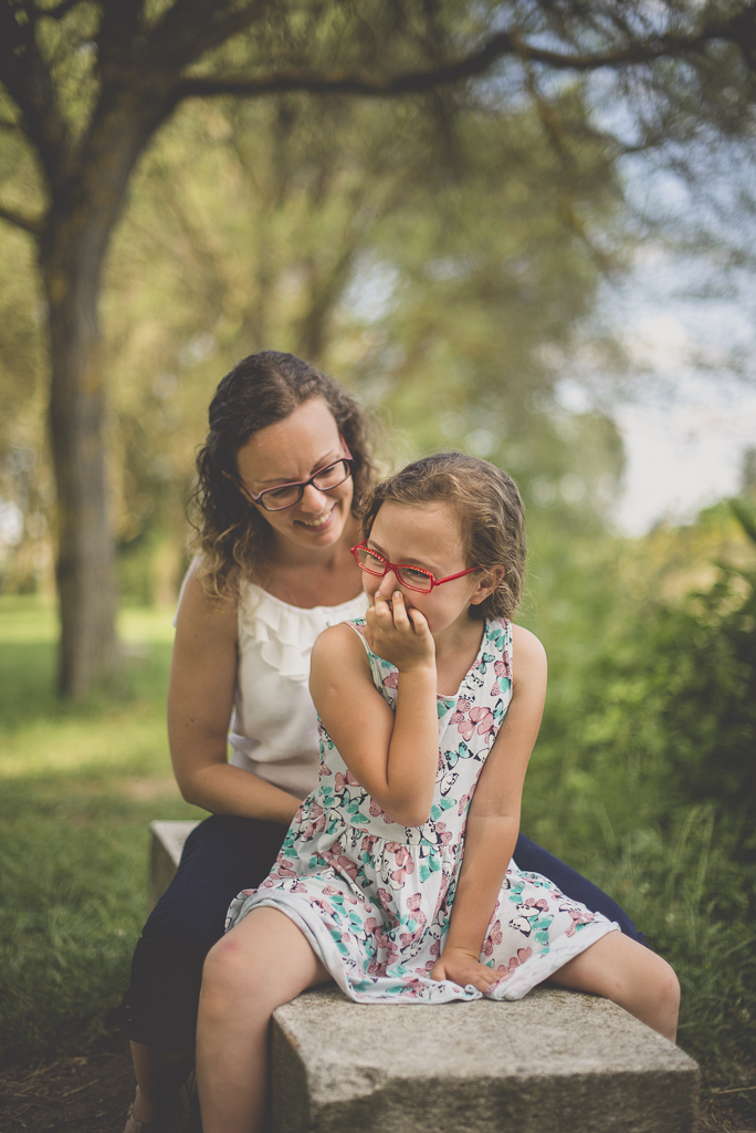 Séance famille Haute-Garonne - mère et fille assises sur banc rigolent - Photographe famille Toulouse