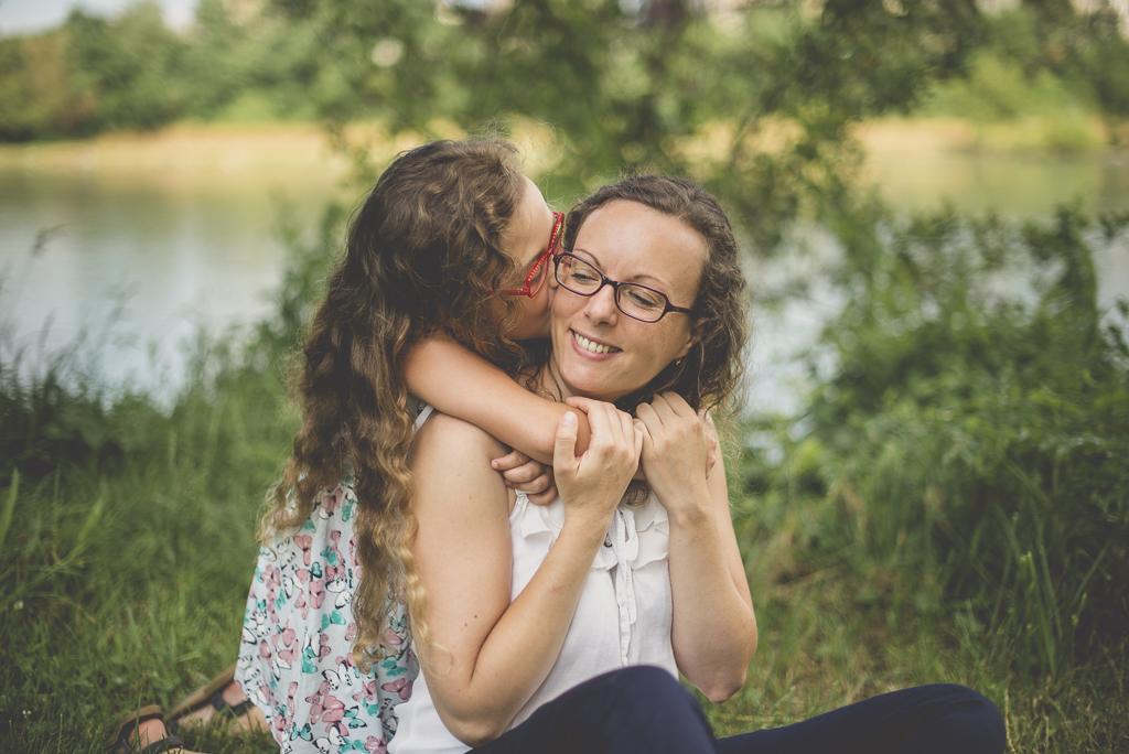 Séance famille Haute-Garonne - calin mère et fille dans l'herbe - Photographe famille Toulouse