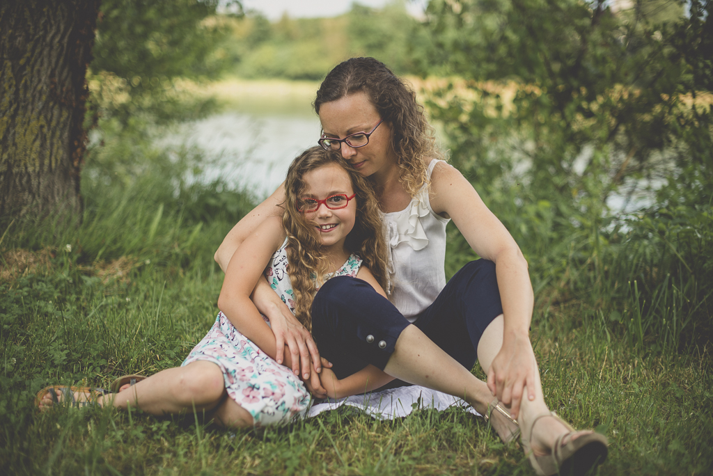 Séance famille Haute-Garonne - mère et fille assises dans l'herbe - Photographe famille Toulouse