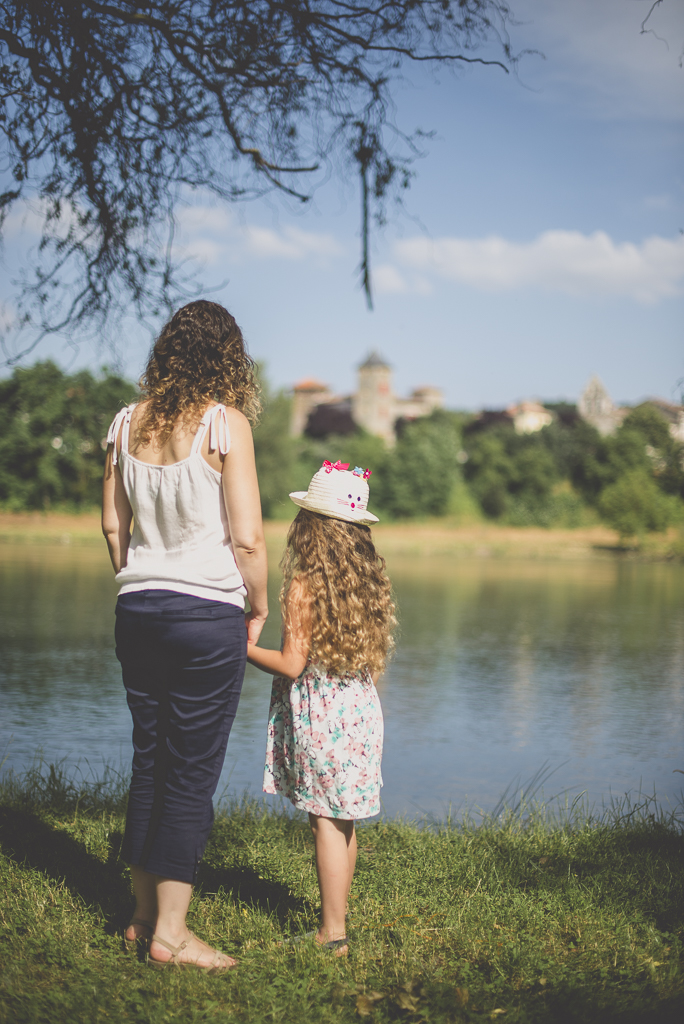 Séance famille Haute-Garonne - mère et fille de dos regardent la rivière - Photographe famille Toulouse